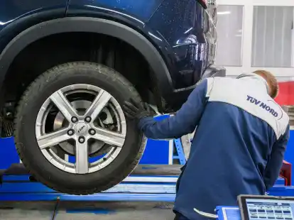 Alles in Ordnung? Bei der Hauptuntersuchung wird das Auto durchgecheckt.