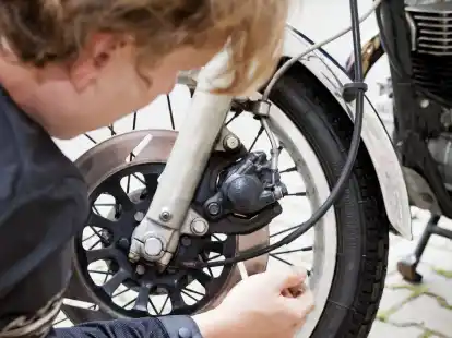 Wie schauen die Reifen aus? Deren &Uuml;berpr&uuml;fung ist ein wichtiger Teil des Technikchecks vor dem Saisonstart.