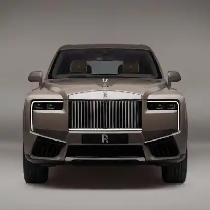 Das Update des Rolls-Royce Cullinan fährt unter anderem mit neu gestalteten Kabinen-Details vor.