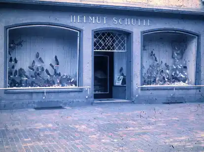 So sah das Schuhgeschäft mit seiner Schaufenstergestaltung früher aus.