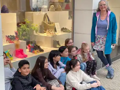 Schülerinnen und Schüler der Grundschule Donnerschwee wurden eingeladen, selbst Schuhe zu entwerfen und auszustellen.