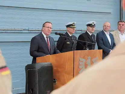 Bundesverteidigungsminister Boris Pistorius (SPD, von links) verabschiedete am Dienstag auf der &bdquo;Frankfurt am Main&ldquo; die Besatzung in den Einsatz des Indo Pacific Deployment, neben ihm der Inspekteur der Marine, Vizeadmiral Jan Christian Kaack, Oberstabsbootsmann Lars Raabe vom Marinekommando, das Mitglied im Verteidigungsausschuss des Deutschen Bundestages Dr. Christian Klinck (SPD) und Wilhelmshavens Oberb&uuml;rgermeister Carsten Feist.