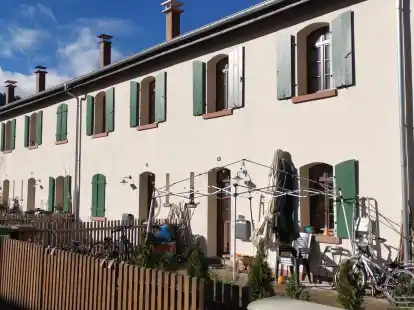 Einstiges Arbeiterviertel: In den zweigeschossigen kleinen Reihenh&auml;usern der heute sanierten Knopfh&auml;usle-Siedlung lebten Familien, die ihrem Broterwerb in der nah gelegenen Knopffabrik Risler nachgingen.