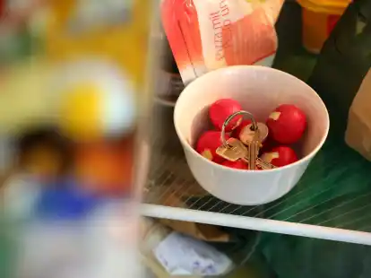 Das Sch&uuml;sselbund im K&uuml;hlschrank kann Hinweis darauf geben, dass ein Mensch eine Demenz entwickelt.