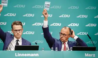 Am Ende stimmen auch sie dem Änderungsantrag zur Wehrpflicht zu: CDU-Generalsekretär Carsten Linnemann (links) und der CDU-Bundesvorsitzende Friedrich Merz beim Bundesparteitag in Berlin