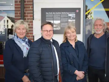 Mit der neuen Tafel am Concerthaus passt der Alte Markt ins Konzept der Erinnerungsorte in Friesland. &Uuml;ber die Enth&uuml;llung freuten sich (von links):  Andrea Remmers, Vorsitzende des Kulturausschusses, B&uuml;rgermeister Jan Edo Albers, Prof. Dr. Antje Sander, Leiterin des Schlossmuseums, und Diplom-Grafiker Andreas Reiberg, der die Tafeln und Stelen der Erinnerungsorte in Friesland gestaltet. Der Text stammt von Hartmut Peters vom Arbeitskreis Gr&ouml;schler-Haus.