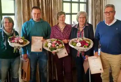 Roswitha Würzburg (von links), Fabian Schlüter, Carmen Voß, Barbara Sohege Ohlenbusch und Hans Dieter Tabing wurden bei der Jahreshauptversammlung des TuS Warfleth für ihre langjährigen Mitgliedschaften geehrt.