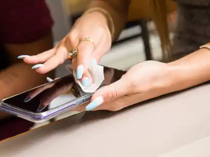 In kleinen Rillen k&ouml;nnen sich auf dem Smartphone viele Keime tummeln - putzen lohnt sich.