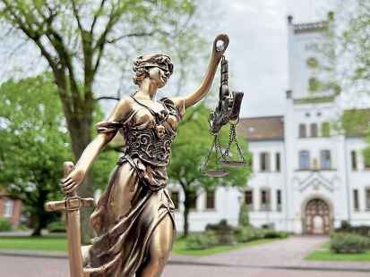 Verurteilte einen 19-jährigen Auricher zu einer Jugendstrafe von drei Jahren wegen schwerer räuberischer Erpressung: das Landgericht in Aurich.