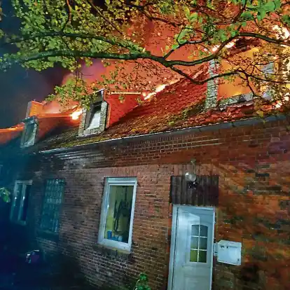 In der Nacht von Samstag auf Sonntag ist der Dachstuhl eines Bauernhauses in Ellens komplett abgebrannt.