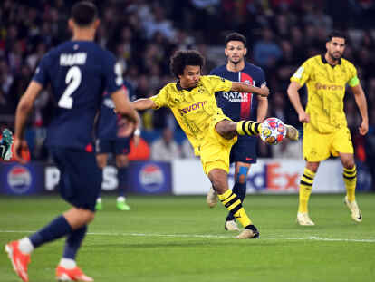 Dortmunds Karim Adeyemi (Mitte l) in Aktion. Der BVB setzt sich ein zweites Mal gegen Paris Saint-Germain durch und steht damit im Finale der Champions League.