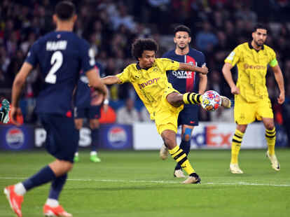 Dortmunds Karim Adeyemi (Mitte l) in Aktion. Der BVB setzt sich ein zweites Mal gegen Paris Saint-Germain durch und steht damit im Finale der Champions League.