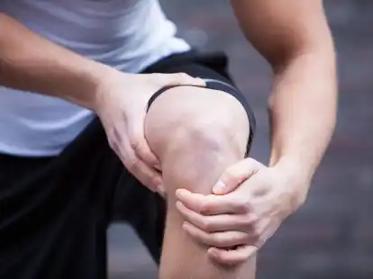 Schmerzt das Knie, greifen viele zu Nahrungsergänzungsmitteln, die ihre Gelenke unterstützen sollen. Doch es kann zu Wechselwirkungen mit anderen Arzneimitteln kommen.
