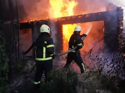 Feuerwehrleute löschen am 4. Mai in Charkiw ein Feuer, nachdem ein Haus von russischem Beschuss getroffen wurde.