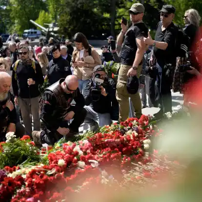 Mitglieder der russisch-nationalistischen Rockergruppe «Nachtwölfe» legen 9. Mai 2023 Blumen am Sowjetischen Ehrenmal im Tiergarten in Berlin nieder.