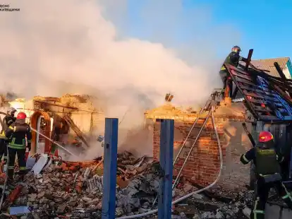Rettungskräfte sind nach einem russischen Raketenangriff in der Region Kiew an einem beschädigten Gebäude im Einsatz.