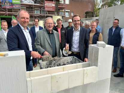 Die Real-Geschäftsführer Michael Otto (von links) und Dieter Baumann  legten den Grundstein gemeinsam mit Bürgermeister Hendrik Schulz.