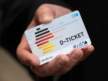 Ein „D-Ticket“ im Chipkartenformat wird anlässlich des Verkaufsstarts gezeigt. Im Busverkehr auf den Inseln gilt das D-Ticket eher selten.