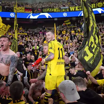 Dortmunds Marco Reus (M) jubelt mit den mitgereisten Fans über den Einzug ins Champions-League-Finale.