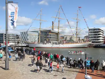 Hunderte Menschen waren auf den Beinen, als die „Schulschiff Deutschland“ Ende August 2021 von Bremen-Vegesack nach Bremerhaven verholte und dort an ihrem neuen Liegeplatz im Neuen Hafen festmachte.