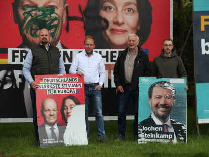 Zahlreiche Wahlplakate zerstört: Kai Hemmieoltmanns (von links) und Fraktionsvorsitzender Knut Bekaan (beide SPD) sowie der stellvertretende Bürgermeister Gundolf Oetje und der Vorsitzende Maik Herrmann (beide CDU) ärgert es, dass viele Wahlplakate zur Europawahl beschmiert und zerstört wurden.