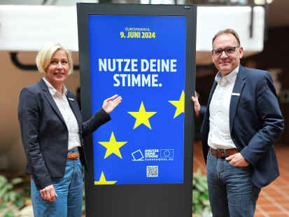Landrätin Karin Harms und Kreiswahlleiter Ralf Denker werben für die Teilnahme an der Europawahl.