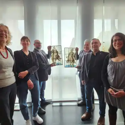 Pr&auml;sentierten stolz zwei der insgesamt vier restaurierten Fenster (v.l.): Dr. Annette Kanzenbach wissenschaftliche Mitarbeiterin vom Ostfriesischen Landesmuseum, Dr. Constanze K&ouml;ster von der Museumsf&ouml;rderung der &bdquo;Fielmann Group AG&ldquo; aus Hamburg, Michael Engels, Leiter der &bdquo;Fielmann&ldquo;-Niederlassung in Emden, Dr. Stefan Oidtmann von der gleichnamigen Glasmalerei-Werkstatt, Gregor Strelow, Vorsitzender von &bdquo;1820 die Kunst&ldquo;, sowie Jasmin Alley, Direktorin des Landesmuseums.