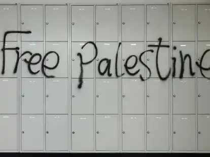 Der Schriftzug «Free Palestine» wurde während der Besetzung des Audimax der Universität Leipzig an eine Wand gesprüht (Symbolbild).
