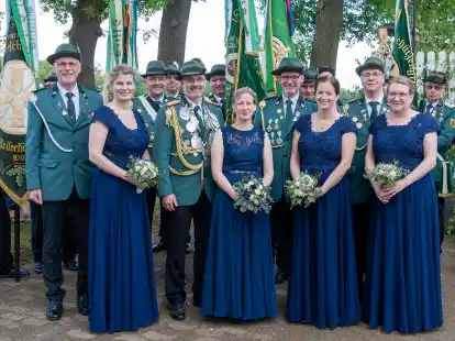 Der neue Thron in Beverbruch mit (von links): Schützenkönig: Ralf und Ellen Tameling, Schützenkönig und 1. Vorsitzender Dirk Möllmann mit Königin Mareike Möllmann, Christian und Elisabeth Bregen sowie Jörg und Annika Meyer