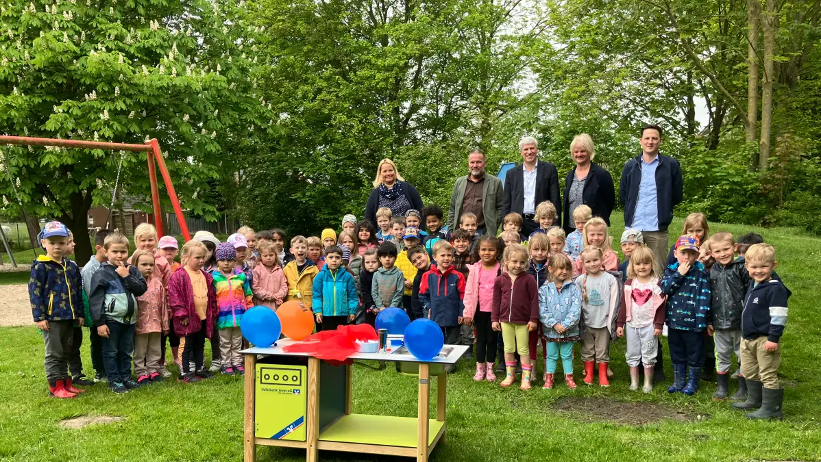 Kindergarten Hohenkirchen: Volksbank Jever übergibt Verlosungsgewinn