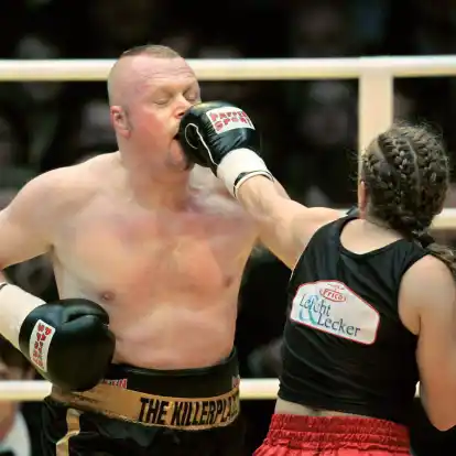 Die ehemalige Boxweltmeisterin Regina Halmich und Fernsehmoderator Stefan Raab beim Fight 2007.