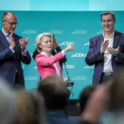 CDU-Chef Friedrich Merz (l, CDU), EU-Kommissionspräsidentin Ursula von der Leyen und CSU-Chef Markus Söder stehen beim CDU-Bundesparteitag gemeinsam auf dem Podium.