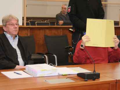 In einem Rollstuhl wurde der 61-jährige Angeklagte aus Weener (r.), der seine Mutter mit einem Kissen erstickt haben soll, in den Gerichtssaal gebracht. Verteidiger Michael Schmidt (l.) steht vor keiner leichten Aufgabe.