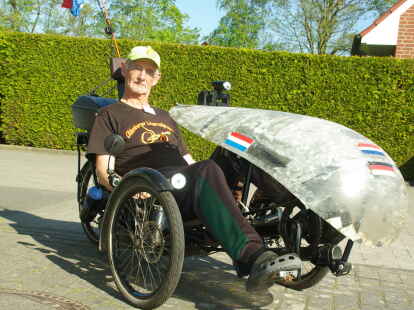 In Jever und umzu ein gewohntes Bild: Elso Janhsen aus Moorwarfen mit seinem Trike. Der 68-Jährige fährt pro Jahr und 10.000 Kilometer mit seinem Liegefahrrad mit Wetterhaube.