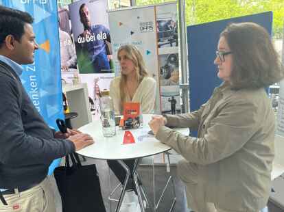 Dr. Franziska Klein (Mitte) und Ann-Kathrin Sobeck-Martens vom Offis-Institut für Informatik im Gespräch mit einem Interessenten.