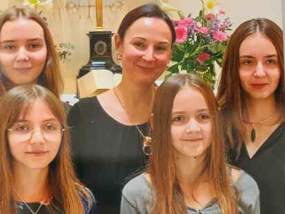 Das letzte gemeinsame Familienbild mit einer gesunden Hanna (hinten li.): Ulrike Hartung mit ihren vier Töchtern im Jahr 2021.