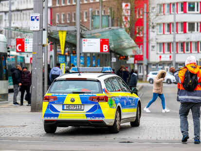 Ein Einsatzfahrzeug der Polizei steht vor dem Bremer Hauptbahnhof.