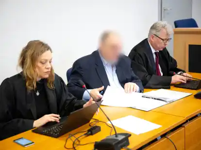Ein ehemaliger Manager des Möbelkonzerns Steinhoff (Mitte/hier mit seinen Anwälten Eva Kohler und Jochen Bachmann) muss sich  vor dem Landgericht Oldenburg wegen des Vorwurfs der Steuerhinterziehung verantworten.