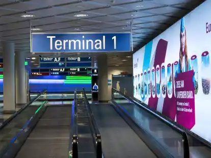 Fast menschenleer zeigt sich das Terminal 1 am Flughafen München, nachdem es zwischenzeitlich wegen einer Personenfahndung geräumt wurde.
