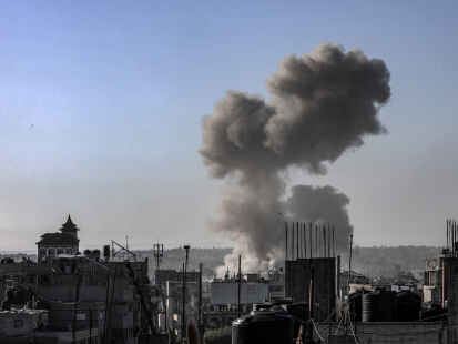 Kriegsgebiet Rafah: Nach israelischen Luftangriffen auf die Stadtteile Al-Geneina und Al-Salam steigt Rauch auf. Foto: Abed Rahim Khatib/dpa