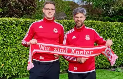 Neuzugang Mattis Asche (links) und Fußballobmann Simon Koronowski