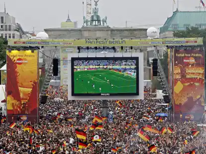 Tausende Zuschauer verfolgen 2006 auf der Fanmeile am Brandenburger Tor in Berlin das WM-Fußballspiel zwischen Deutschland und Argentinien.