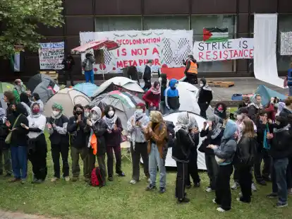 Propalästinensische Aktivisten haben am Dienstag einen Hof der Freien Universität in Berlin besetzt.