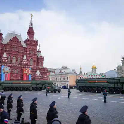 Russische ballistische RS-24 Yars-Raketen sind während der Militärparade auf dem Roten Platz zu sehen.