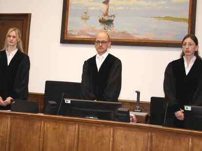 Die Schwurgerichtskammer unter Vorsitz von Richter Björn Raap (Mitte) erlebte zum Prozessauftakt ein regelrechtes Drama, das in Zusammenhang mit dem Gesundheitszustand des Angeklagten stand.