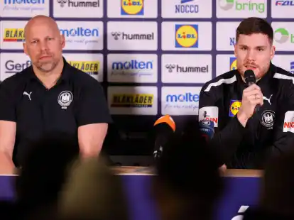 Axel Kromer (l) und Kapit&auml;n Johannes Golla sitzen w&auml;hrend einer Pressekonferenz auf dem Podium.