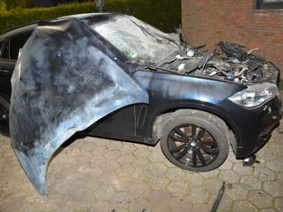 Nach der Auto-Explosion in Wittmund war der MW des Anschlagsopfers nur noch Schrott. Die Drahtzieher müssen sich am 15. Mai vor dem Auricher Landgericht verantworten.