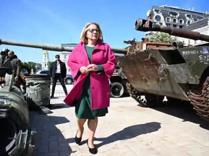 Entwicklungsministerin Svenja Schulze besichtigt während eines Besuchs in der Ukraine  Wracks russischer Panzer.