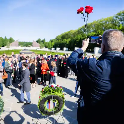 Zahlreiche Menschen besuchten das Sowjetische Ehrenmal im Treptower Park in Berlin.