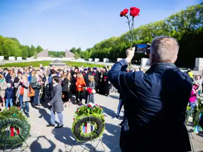 Zahlreiche Menschen besuchten das Sowjetische Ehrenmal im Treptower Park in Berlin.